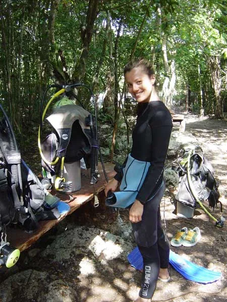 Vertical cenote diving photo from Dos Ojos